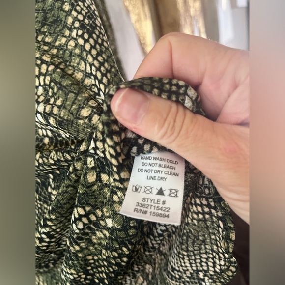 D.N.A Couture green and black snakeskin, sheer button front blouse size medium - Picture 5 of 7